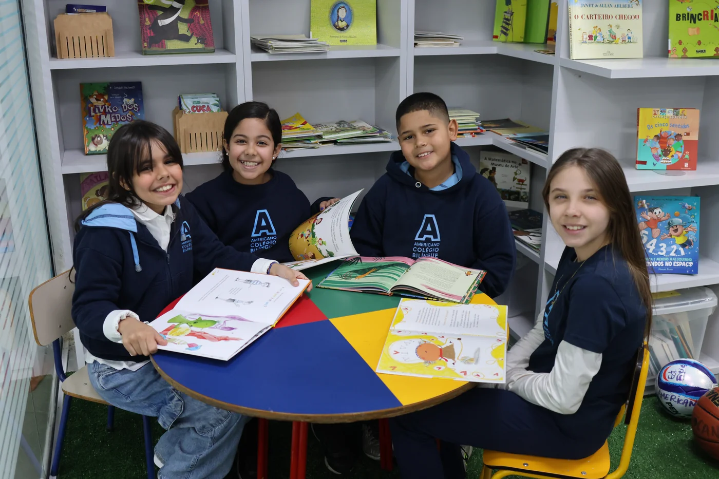 Estudantes do Colégio Americano Bilíngue em atividade de leitura